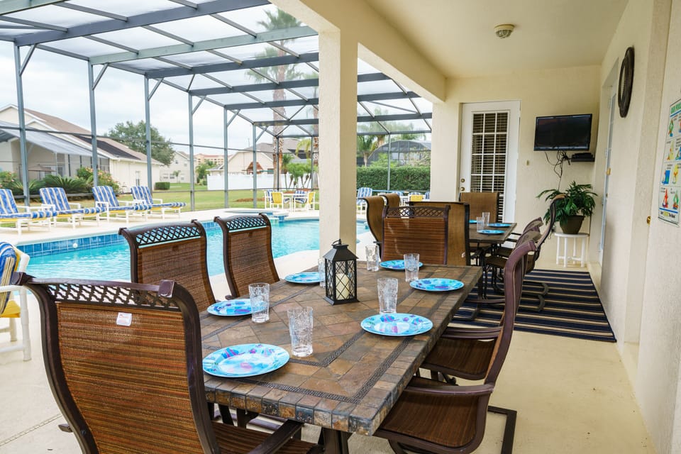 The lanai with 12 seats, 65 inch perfect for large groups dining and socialising