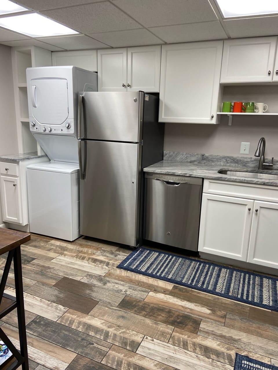 Fully equipped kitchen with washer/dryer & ample storage