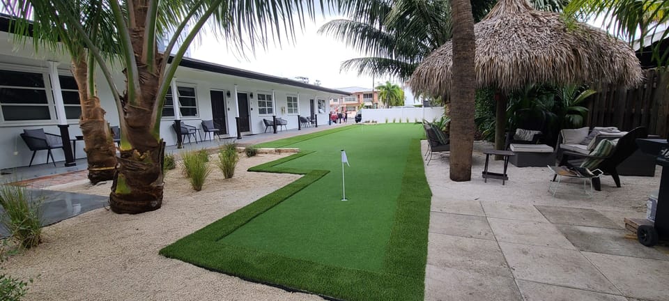 Beach block cottage with putting green, Everything  needed for a great vacation. Cottage in Pompano Beach