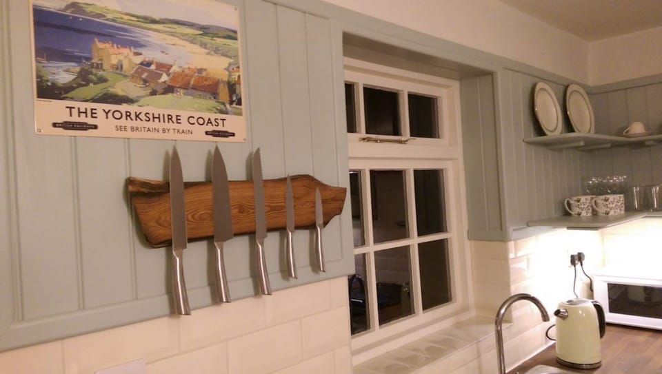 Kitchen has sharp knives, stainless steel pans, microwave, electric oven/hob etc
