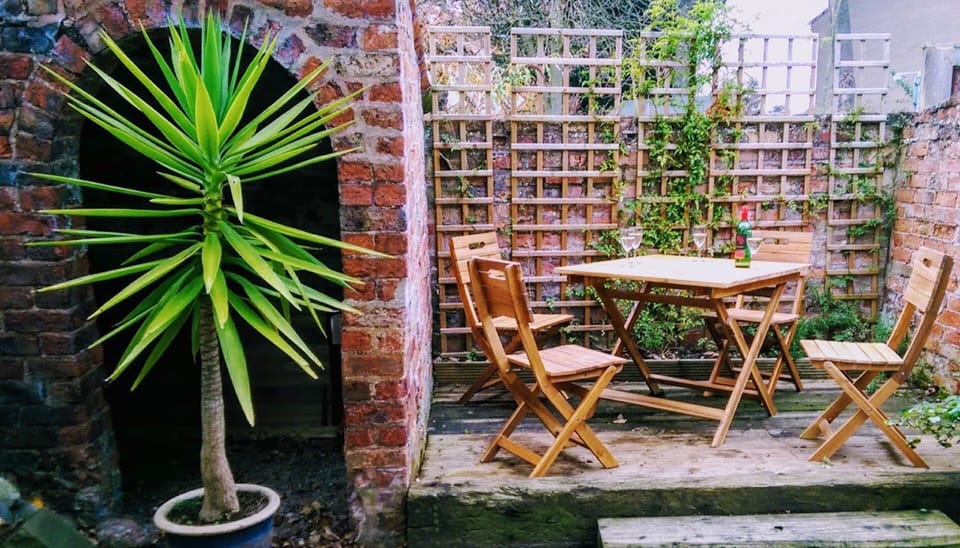 Private garden with decking