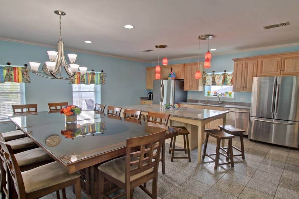 plenty of seating for everyone to enjoy meals together