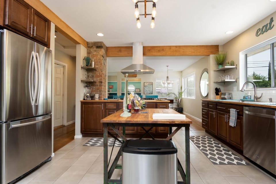Large downstairs chef's kitchen 