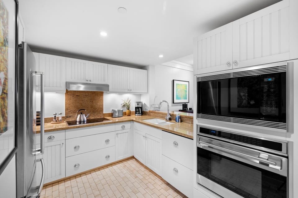 Gourmet kitchen! - Fully stocked, Wolf appliances and Sub-Zero fridge/freezer! Just bring your food and coffee!