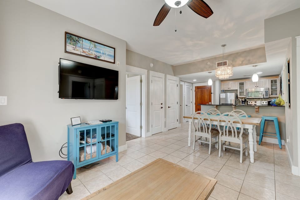 Large 49'' mounted flat screen TV can be viewed from the living room & kitchen!!
