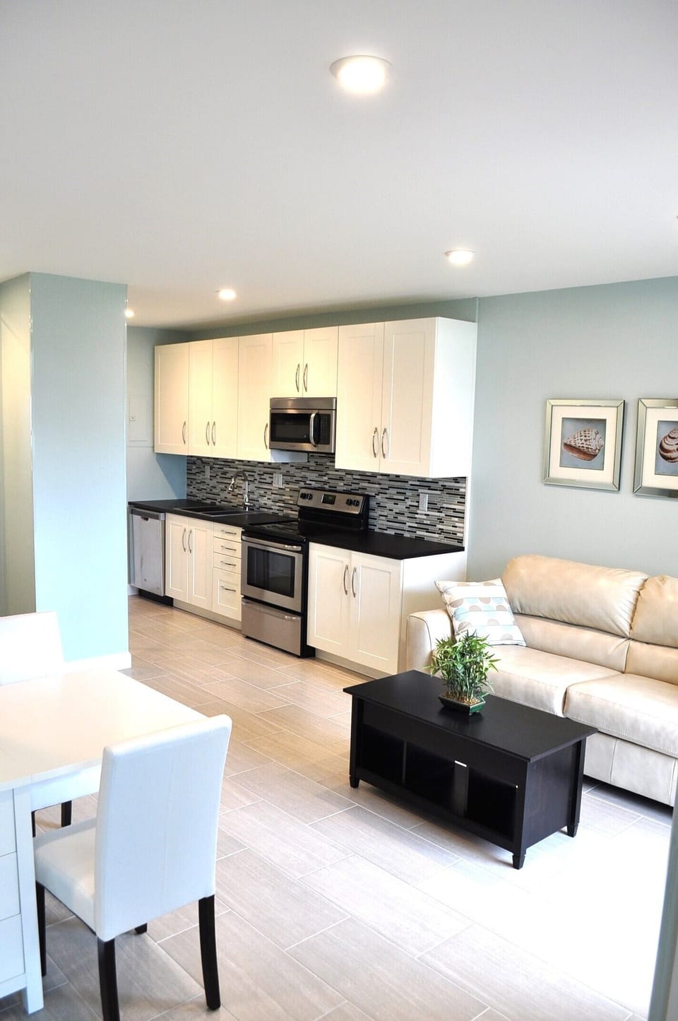 Bright Fully Renovated Contemporary Beachfront Unit