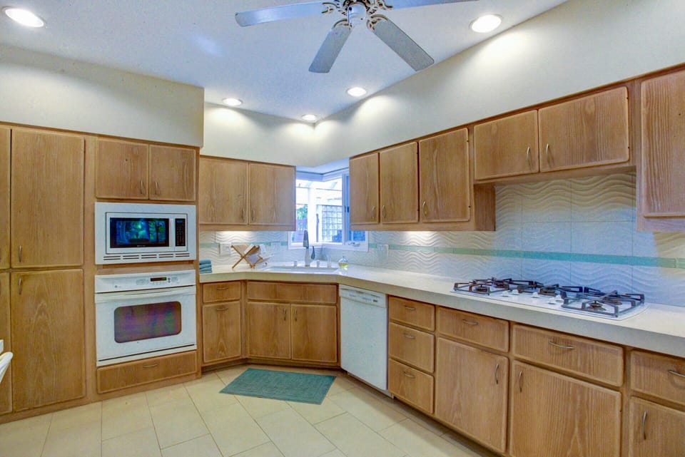 Full-Equipped Kitchen 
Cook, bake, make coffee... anything your heart desires!