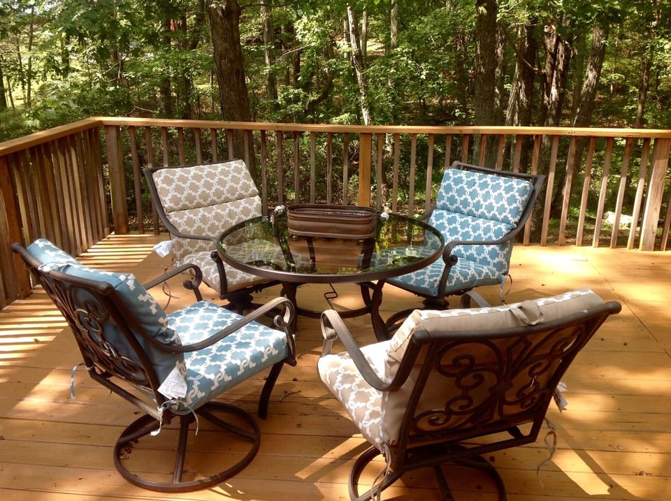 Great outside Dining Area with Large Deck
