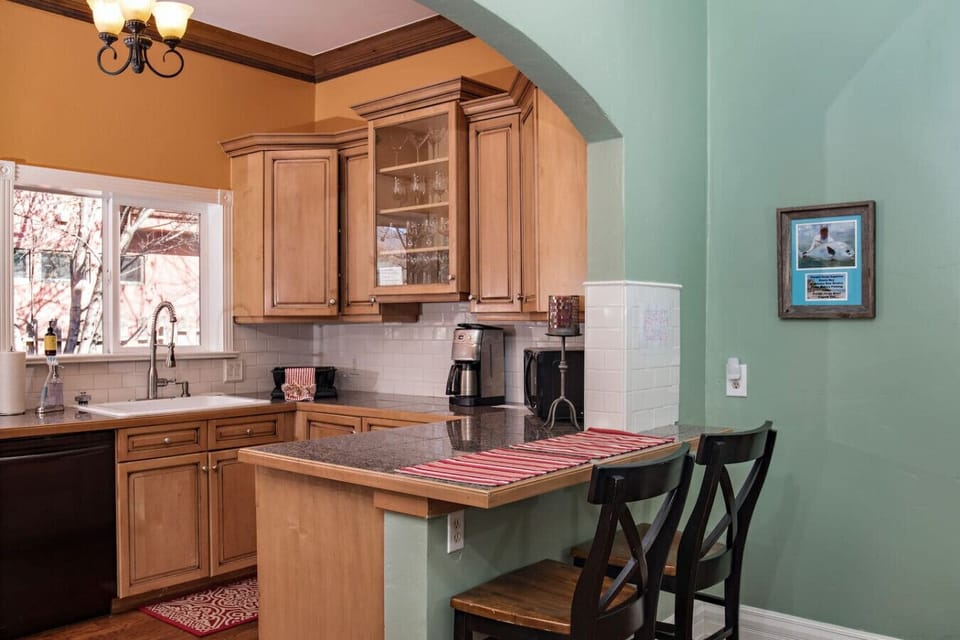 Kitchen and breakfast bar