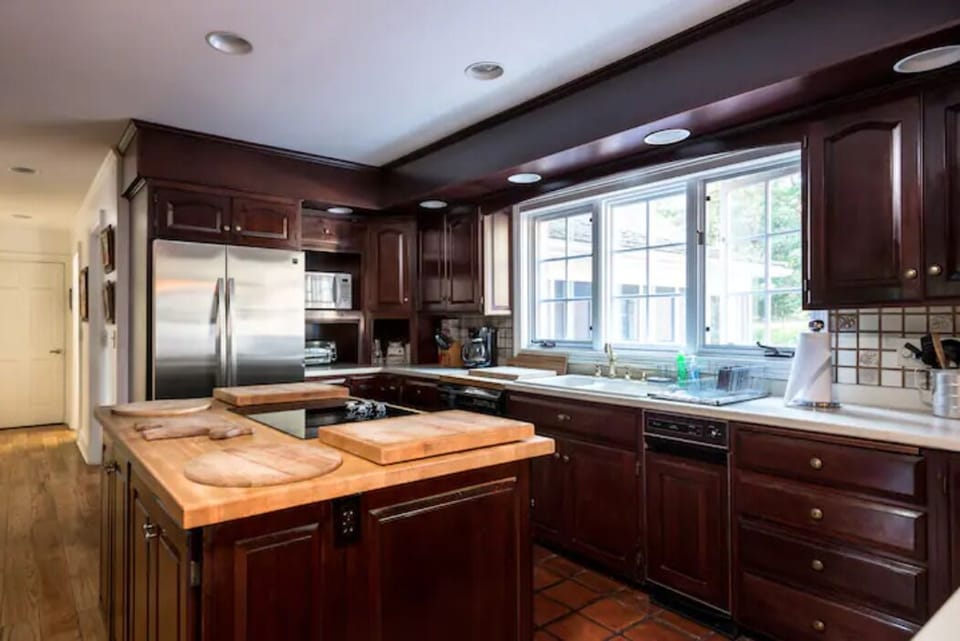 Spacious kitchen area! Private chef referrals are available.