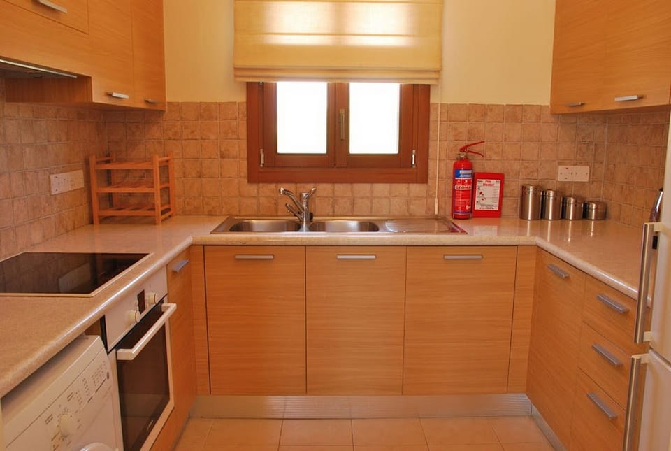 Fully fitted/equipped kitchen with modern appliances and granite worktops