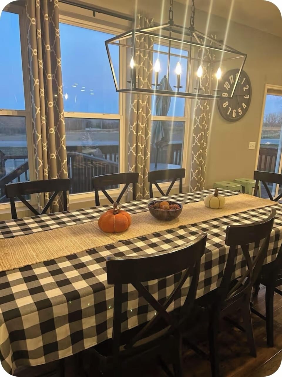 Dining room with seating for up to 10 (can seat 14 with kitchen island)