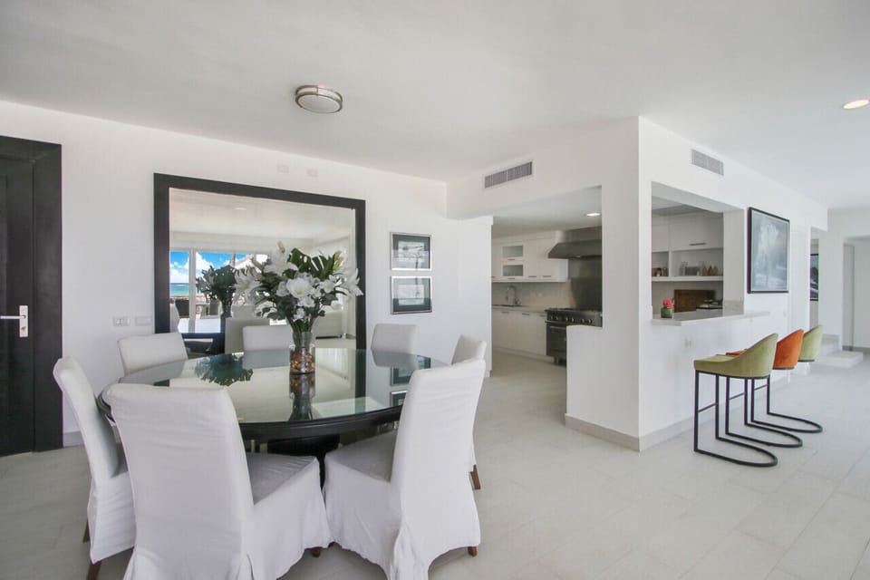Villa Pandora: Indoor dining area and semi-open kitchen (chef included)