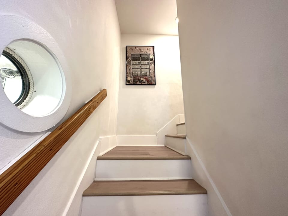 STAIRS TO SECOND STORY LIVING AREAS