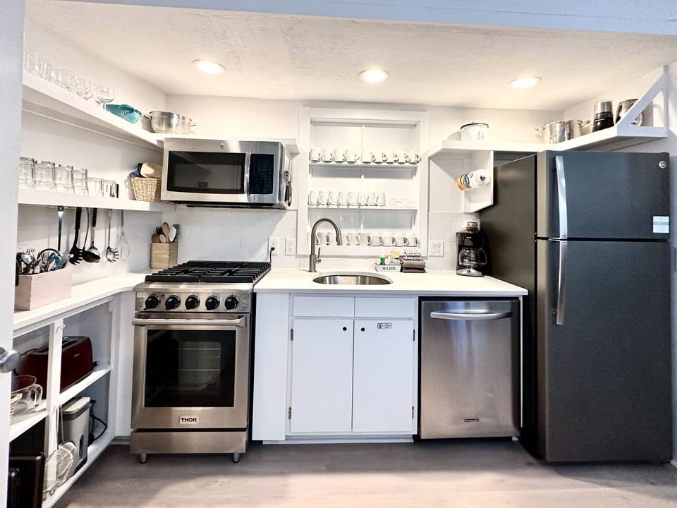 KITCHEN ALTERNATE VIEW