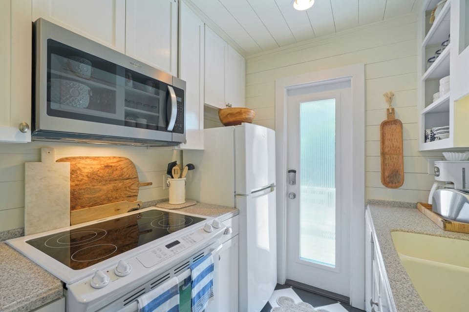 FOUR BURNER ELECTRICAL STOVE TOP, MOUNTED MICROWAVE