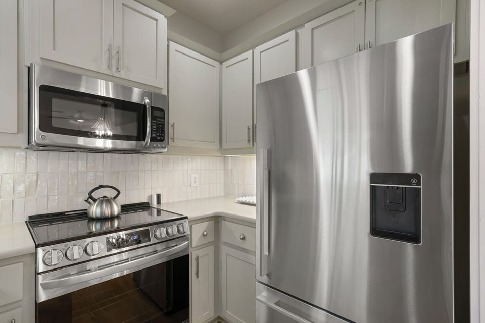 KITCHEN WITH STAINLESS STEEL APPLIANCES