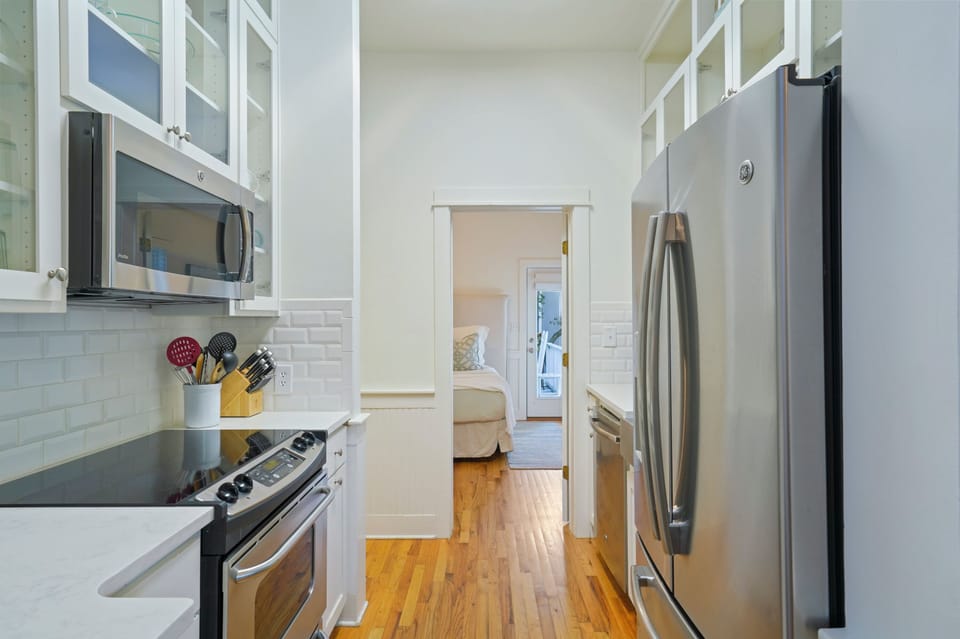 MODERN, FULLY EQUIPPED KITCHEN