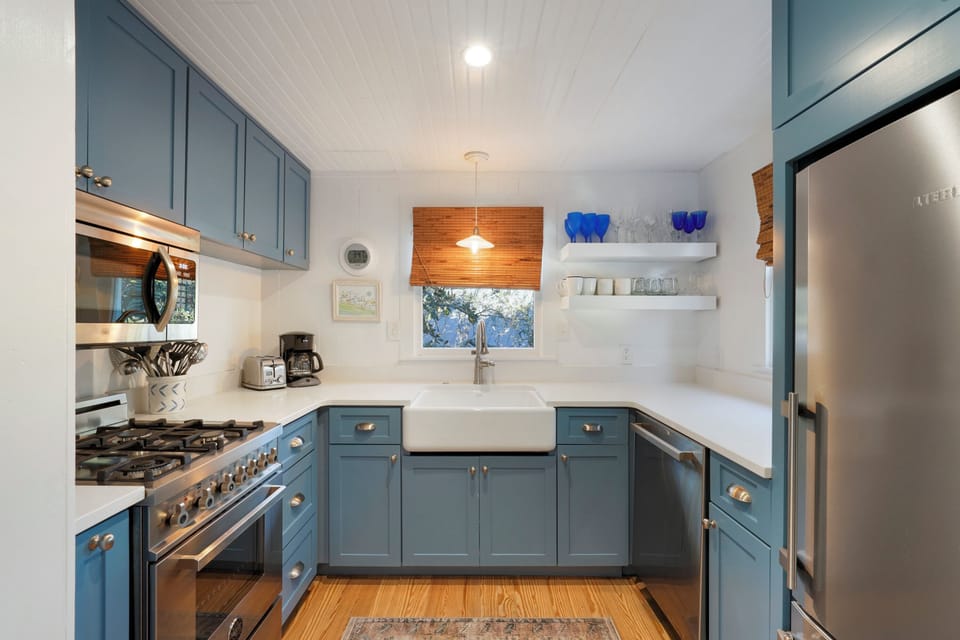 COMPLETELY RENOVATED KITCHEN OFF OF DINING, ALL NEW APPLIANCES