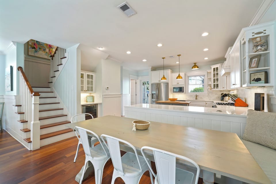 DINING NOOK W/2 LARGE BENCH SEATS & 4 CHAIRS