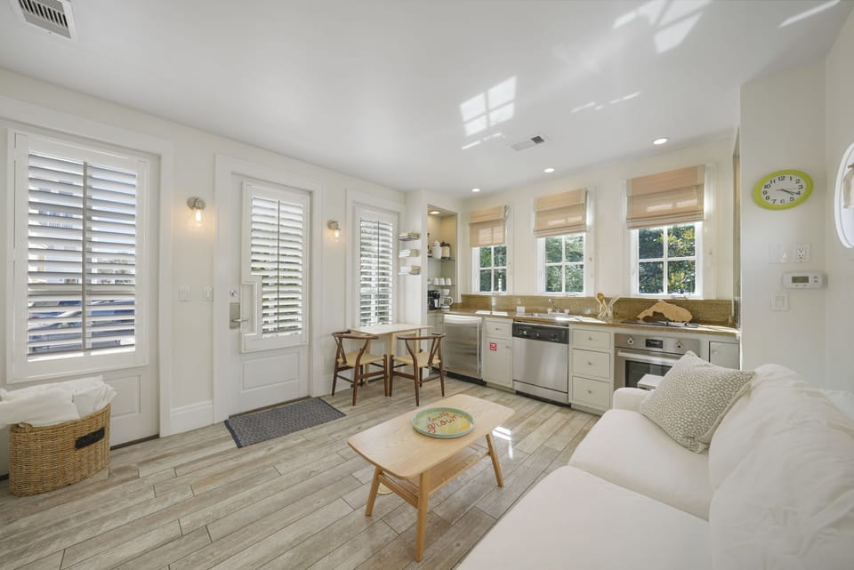 MODERN GUEST COTTAGE ACROSS FROM BEACH