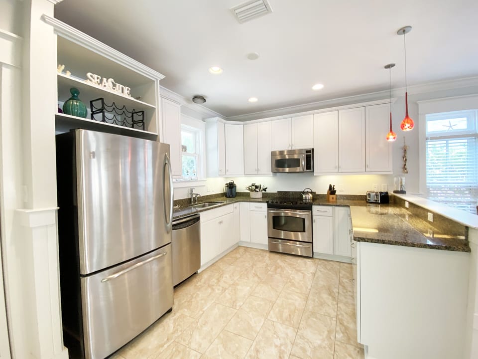 OPEN AND WELL-EQUIPPED KITCHEN