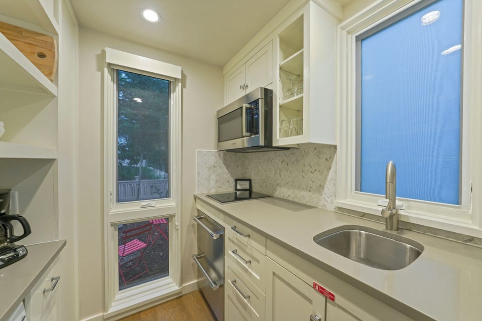 KITCHEN VIEW TO STOVE TOP & FRIDGE DRAWERS