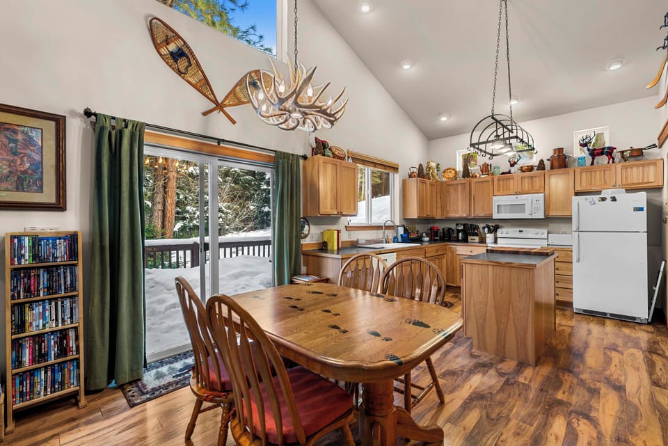 Guest Review: Such a lovely cabin to enjoy the beautiful scenery Leavenworth has to offer. The hot tub and the fireplace were a fantastic touch, giving it a true winter-escape feel. 