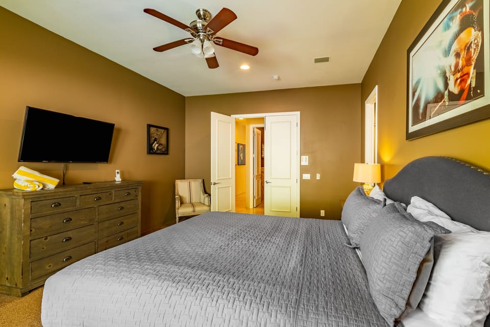 Elton John room with Private Outdoor Patio and NEW walk-in double shower bath