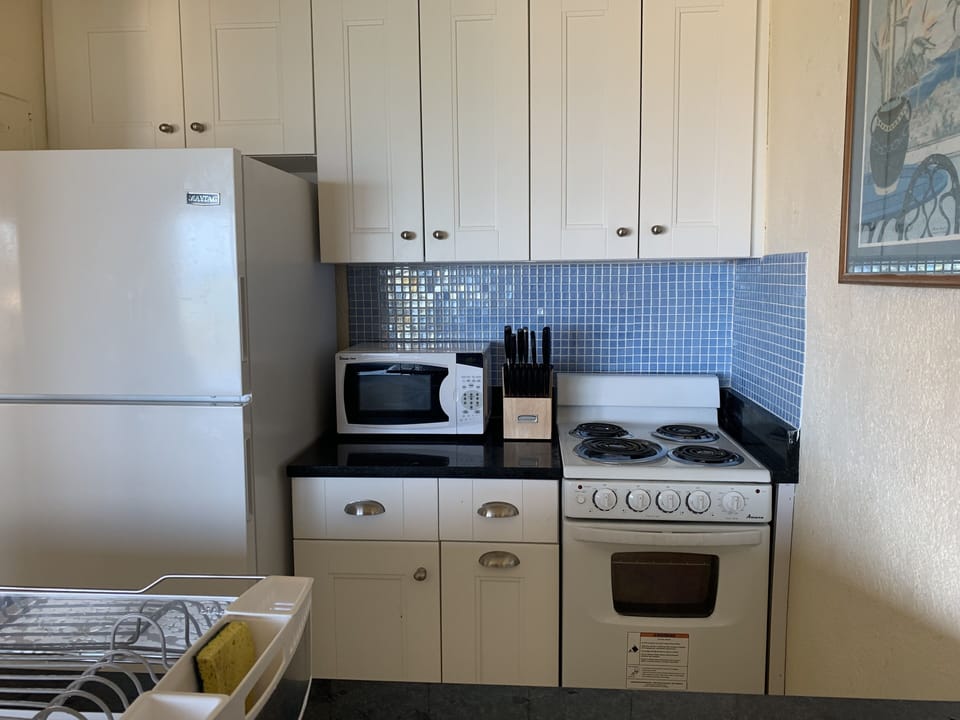 NEW KITCHEN.
Oven
New fridge
Glow in the dark tile  


