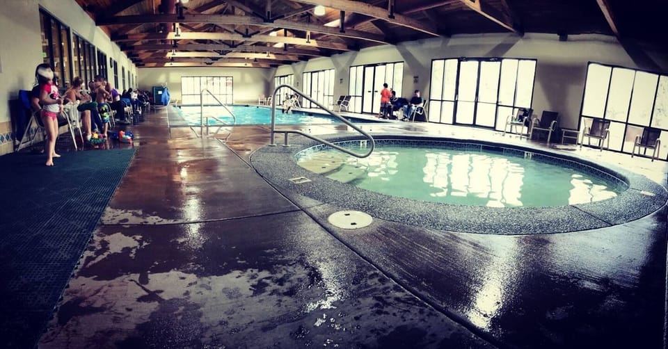 The Ridge Sport Center indoor pool ‍♀️Kids pool, two outside hot tubs, weight room ️‍♀️, Basketball courts  Spa. 