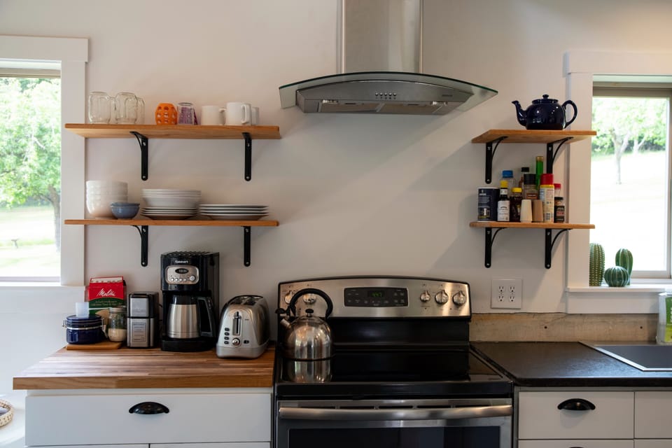 Full size stove/oven. Coffee grinder/maker and beans! Tea kettles etc..