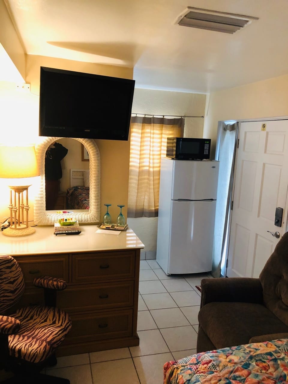 View Gulf of Mexico from Queen size Bed... even a Big FRIDGE. & Digital 42” TV