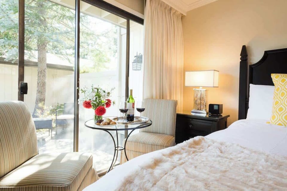 Unwind in style in our elegantly appointed suite boasting a luxurious king-size bed. Whether you're relaxing or working, the bedside table provides the perfect space for your morning coffee or laptop.