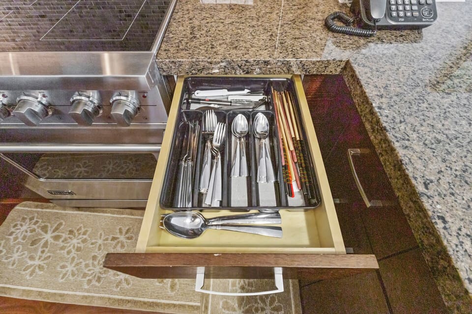 Kitchen - A complete set of eating utensils provided.