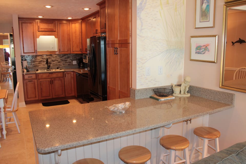 BAR/KITCHEN - EXTRA SEATING AT THE BAR