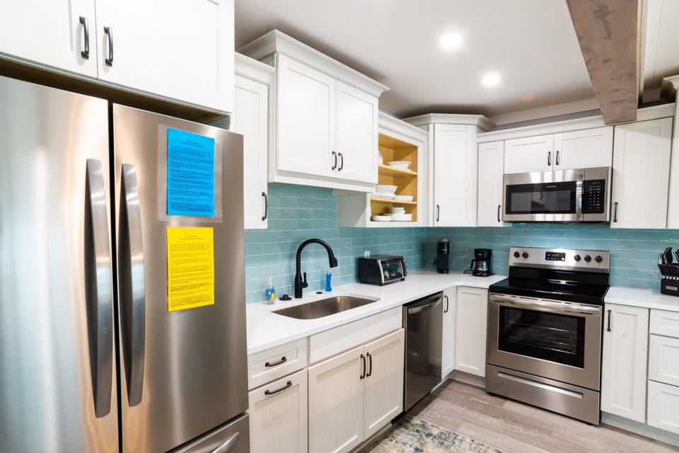 FULLY EQUIPPED CUSTOM KITCHEN - FULLY EQUIPPED CUSTOM KITCHEN