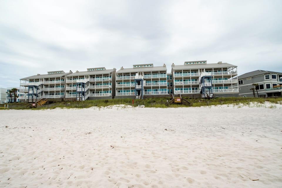 Direct beach access from private balcony - Direct beach access from private balcony