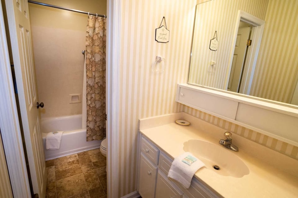 FULL BATHROOM TUB/SHOWER COMBO - FULL BATHROOM TUB/SHOWER COMBO