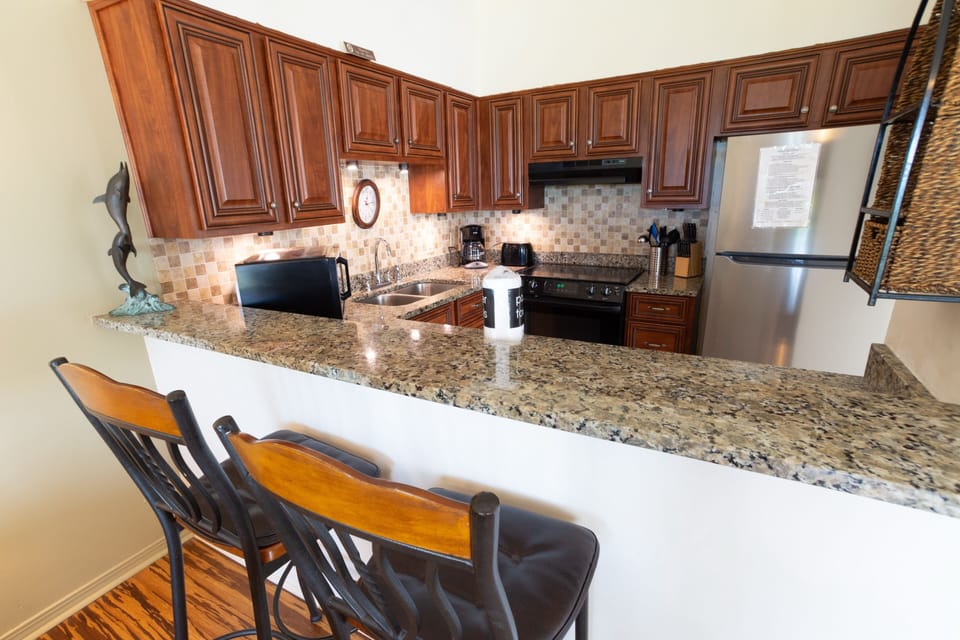 FULLY EQUIPPED KITCHEN BAR FOR EXTRA SEATING - FULLY EQUIPPED KITCHEN BAR FOR EXTRA SEATING