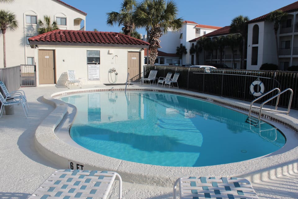 CENTRALLY LOCATED POOL - CENTRALLY LOCATED POOL