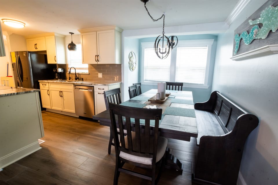 KITCHEN/DINGING CONVEINANTLY DESIGNED