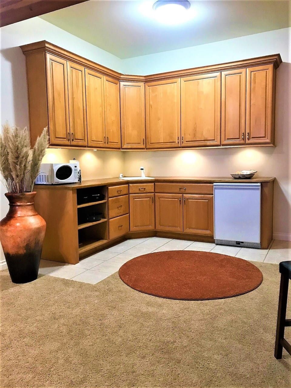 Kitchen area with refrigerator, freezer and dishwasher. 