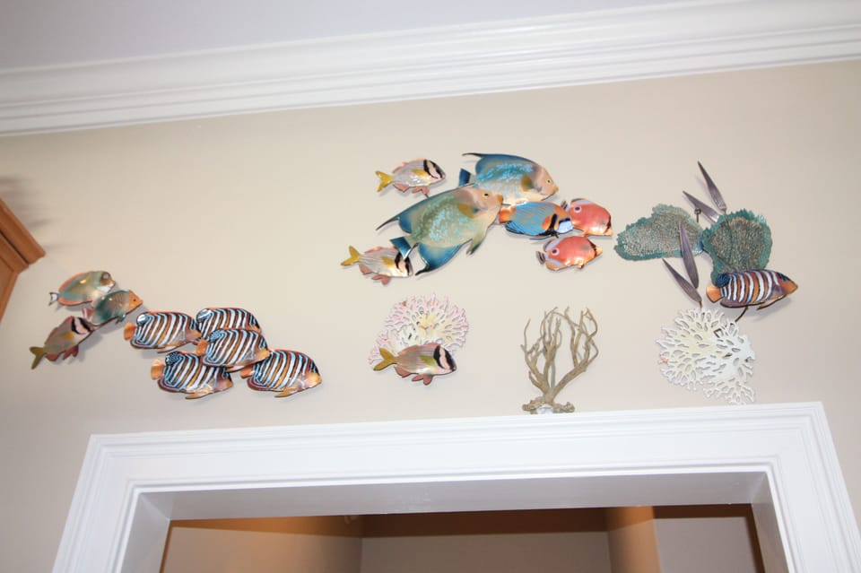 Sea-King Refuge lives up to it's name with a "Classy   Beach" theme & great art!