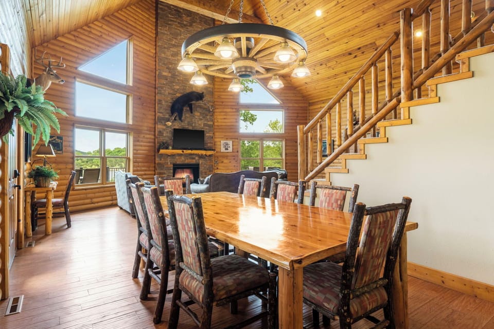 Seating for 8 at the dining table