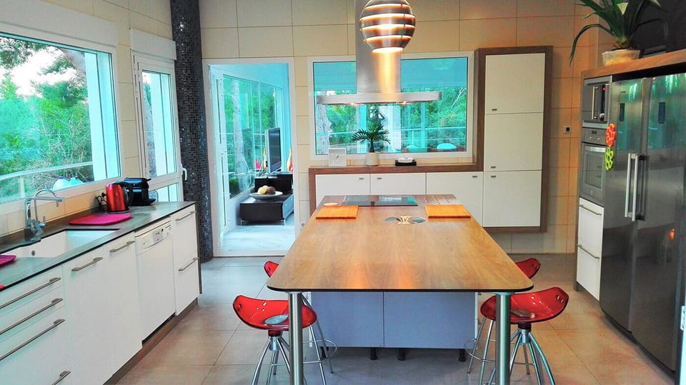 Spacious kitchen 