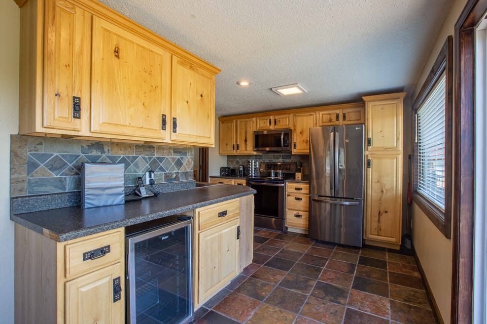 Fully stocked kitchen and stainless steel appliances