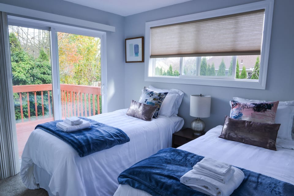 2nd bedroom with sliding door to the deck