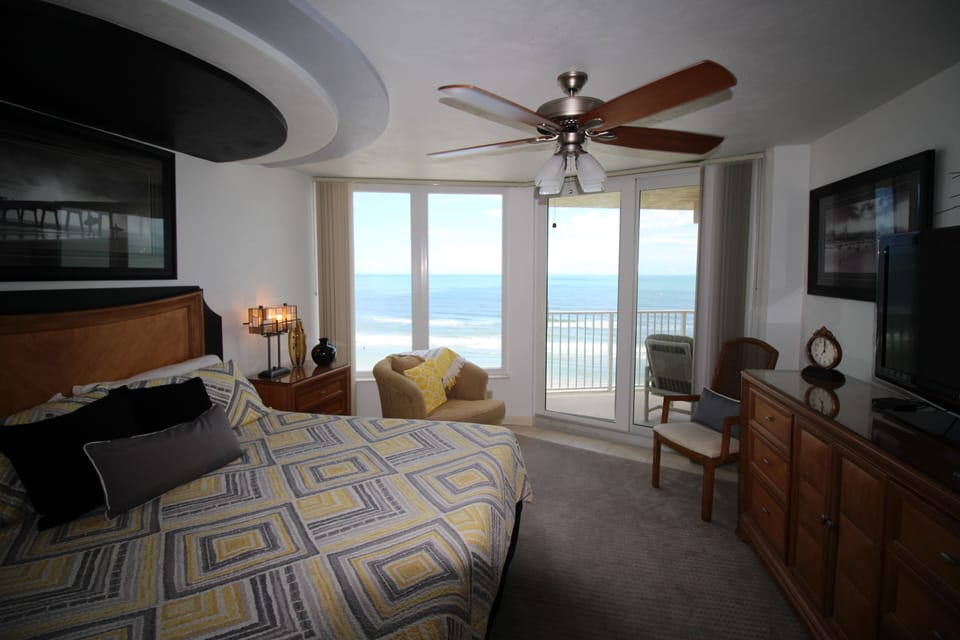 Master Bed Room, king mattress, balcony access 