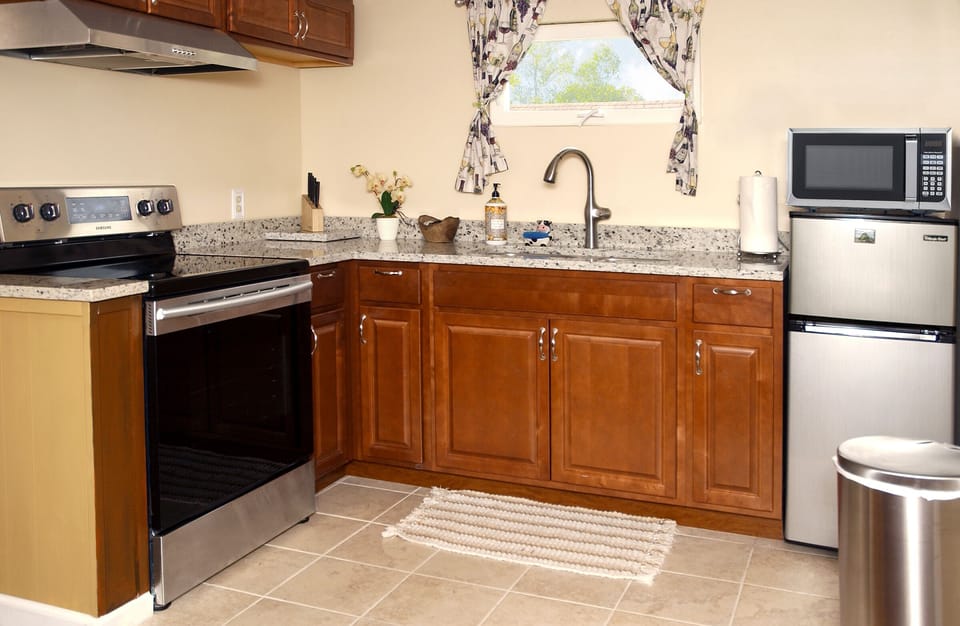 Full kitchen, granite counter tops.